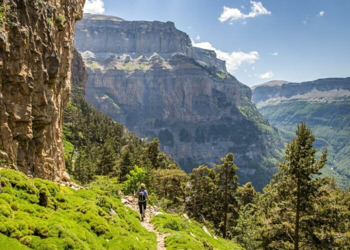 Guided walking for solos and singles in Pyrenees